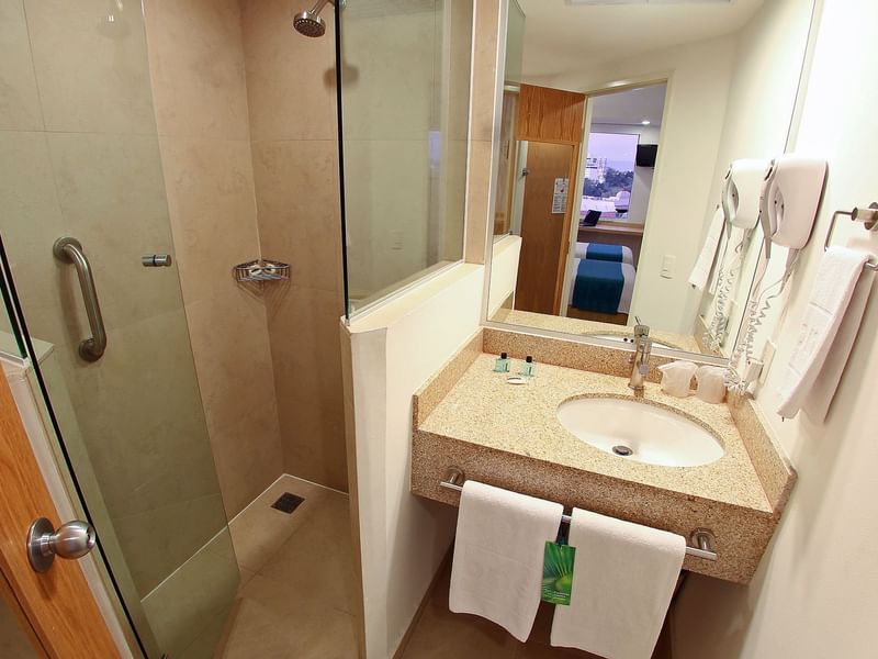 Interior del baño de la Habitación Superior de One Hotels