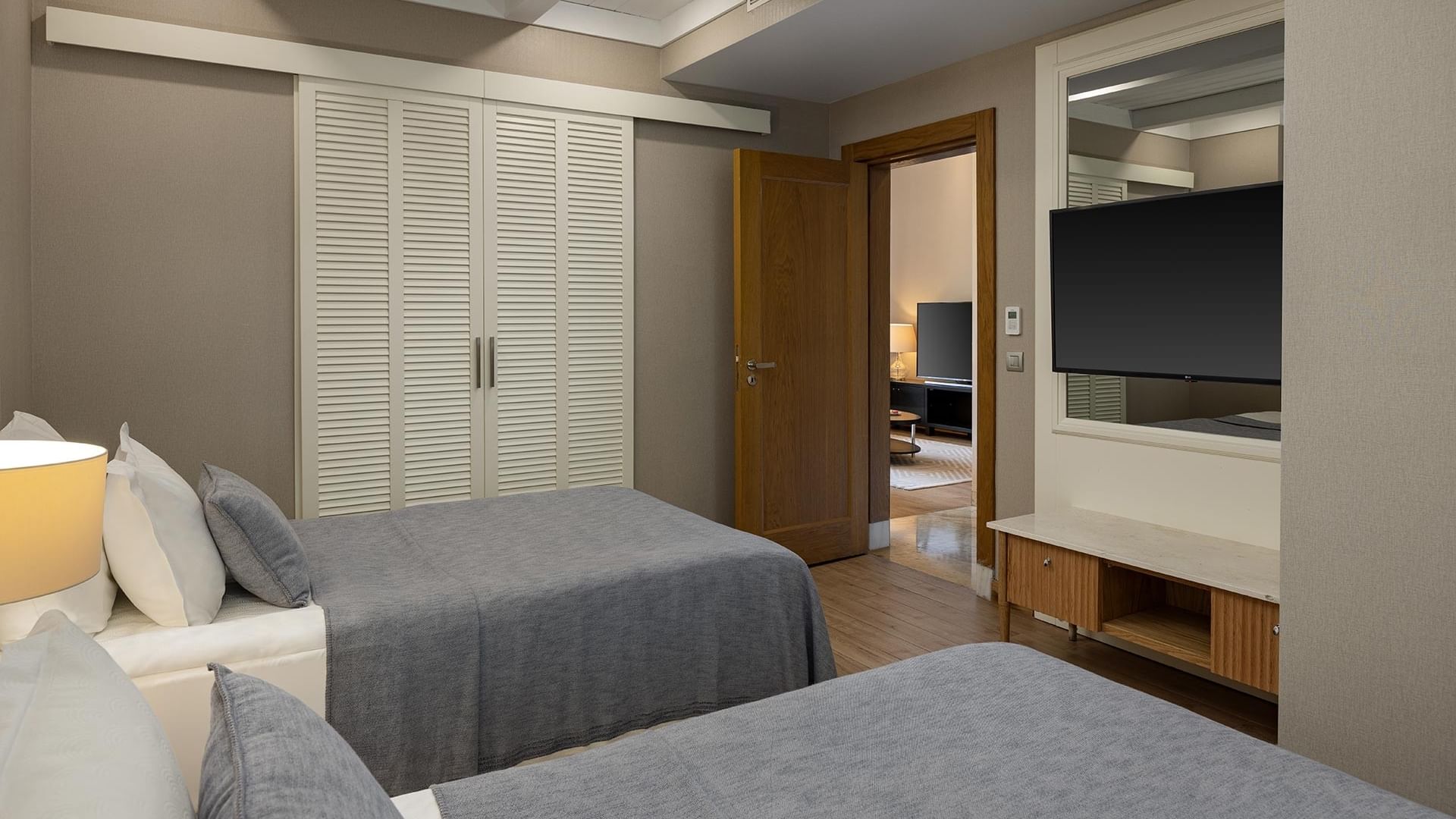 Titanic Luxury Collection Bodrum’daki balkonlu ve çift kişilik yataklı Exclusive Villa odası iç mekanı.