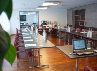 U-style table layout in Hans Room at Hotel Sternen Oerlikon