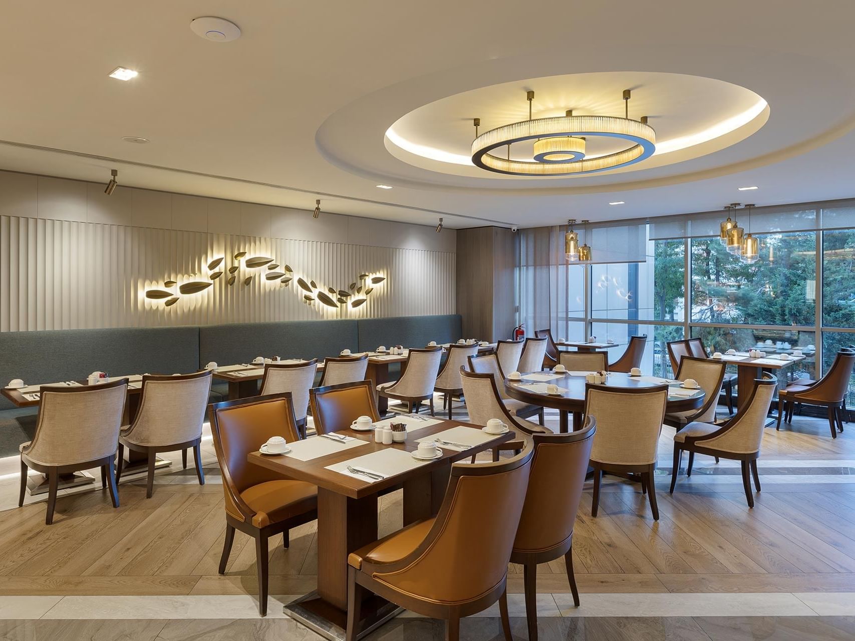 Alesta Restaurant’ta şıklık ve konfor bir arada… Ahşap detaylar, yumuşak oturma alanları ve büyük camlarla Titanic Port Bakırköy’de unutulmaz bir atmosfer!