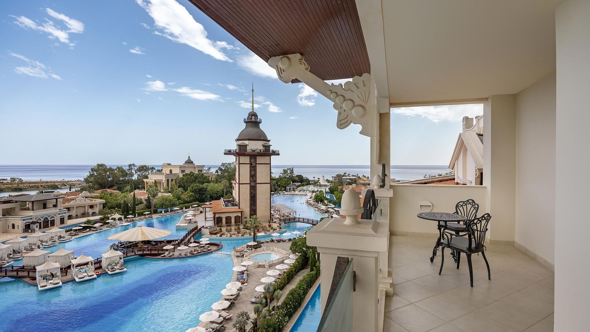 Grand Duplex Suite im Titanic Mardan Palace mit Balkon mit Palastblick und Pool.