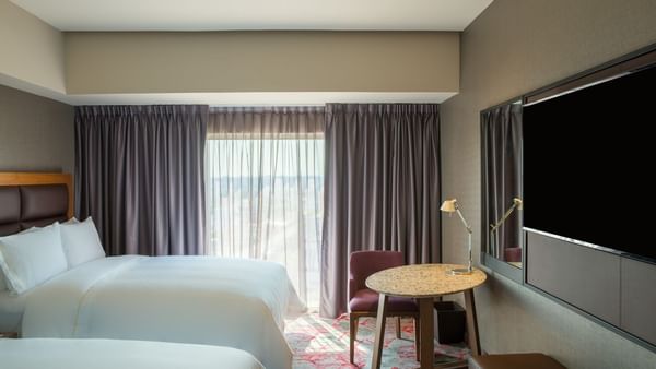 Camas y TV en habitación Deluxe 2 Doble en FA Hotels & Resorts