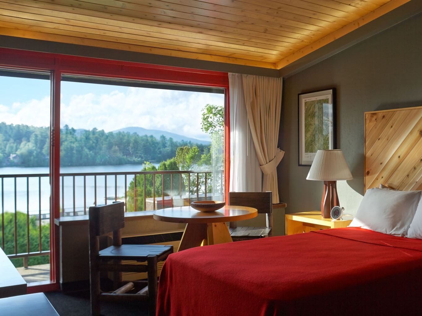 Single Queen room with a sitting area at The Lake House