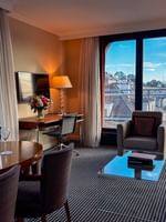 Suite Penthouse avec terrasse au Warwick Geneva, à Genève, dotée d'un salon avec vue depuis le balcon.