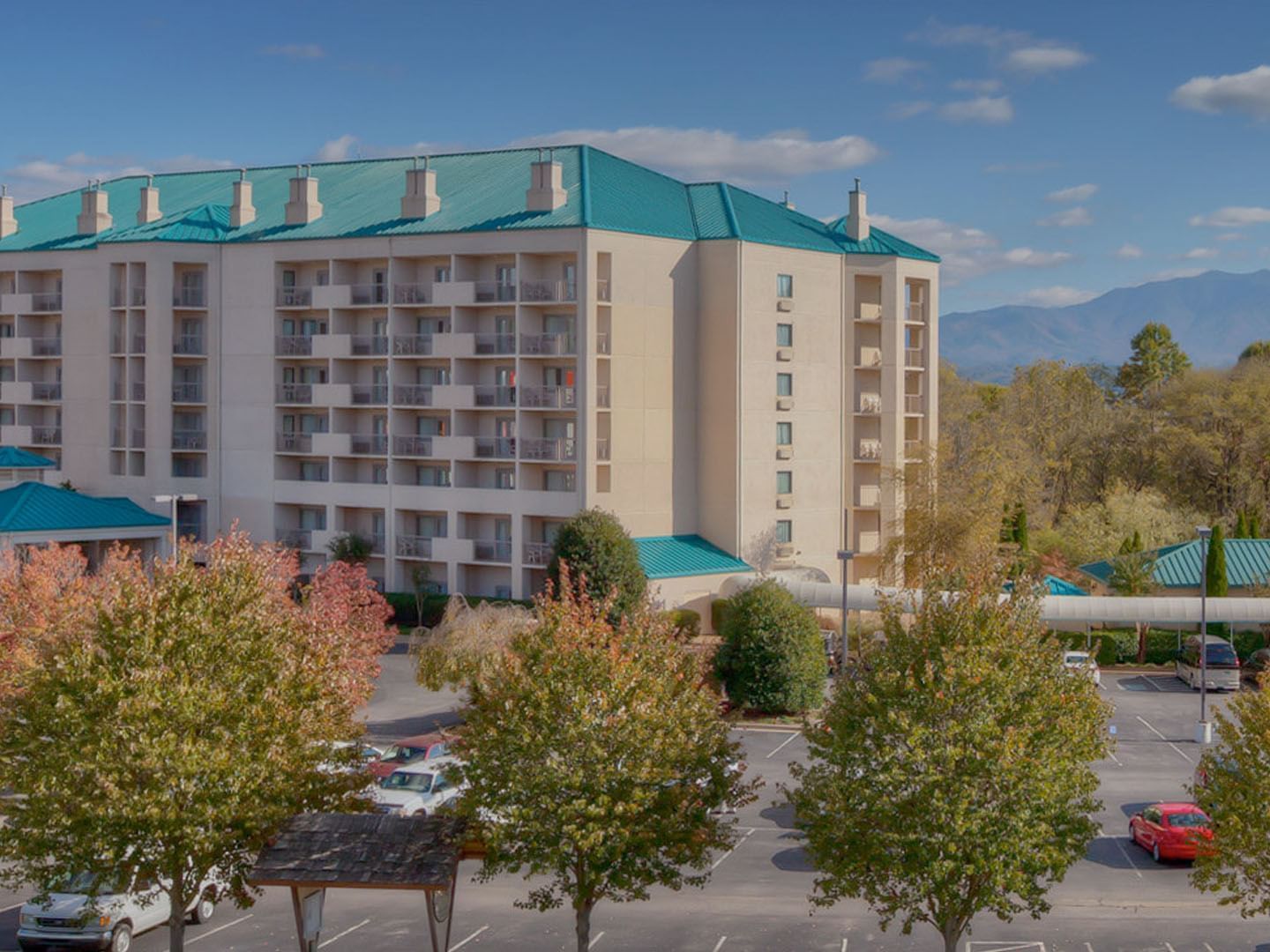 An exterior view of the hotel & car park at Music Road Resort