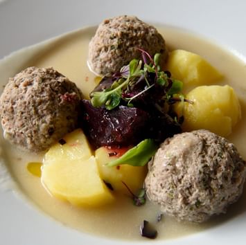 Königsberger Klopse-Gericht in der Nähe der Titanic Hotels in Berlin serviert