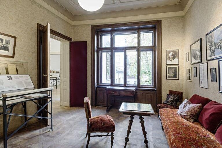Sigmund Freud Museum in Wien mit historischem Interieur und Einblick in Freuds Arbeitsumgebung.