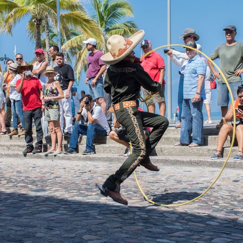 Hombre haciendo trucos callejeros