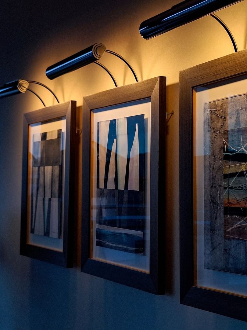Œuvres d'art et luminaires de la suite Penthouse Terrace du Warwick Geneva à Genève.