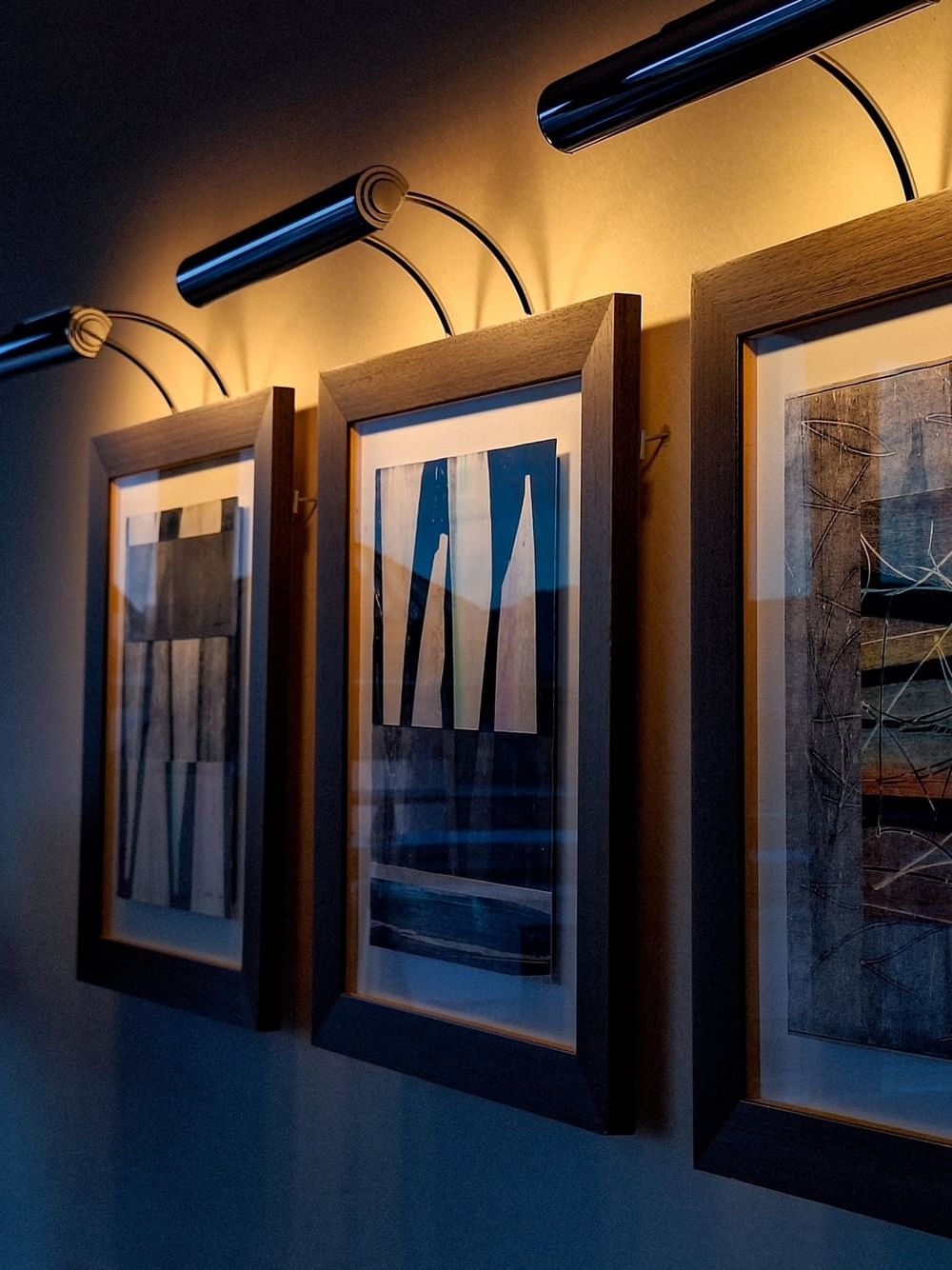 Œuvres d'art et luminaires de la suite Penthouse Terrace du Warwick Geneva à Genève.