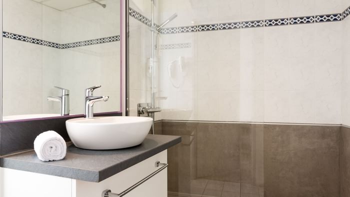 Bathroom vanity of bedrooms at Hotel Nevers Centre Gare