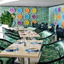 Dining table arrangement in Giardino at Palazzo Versace