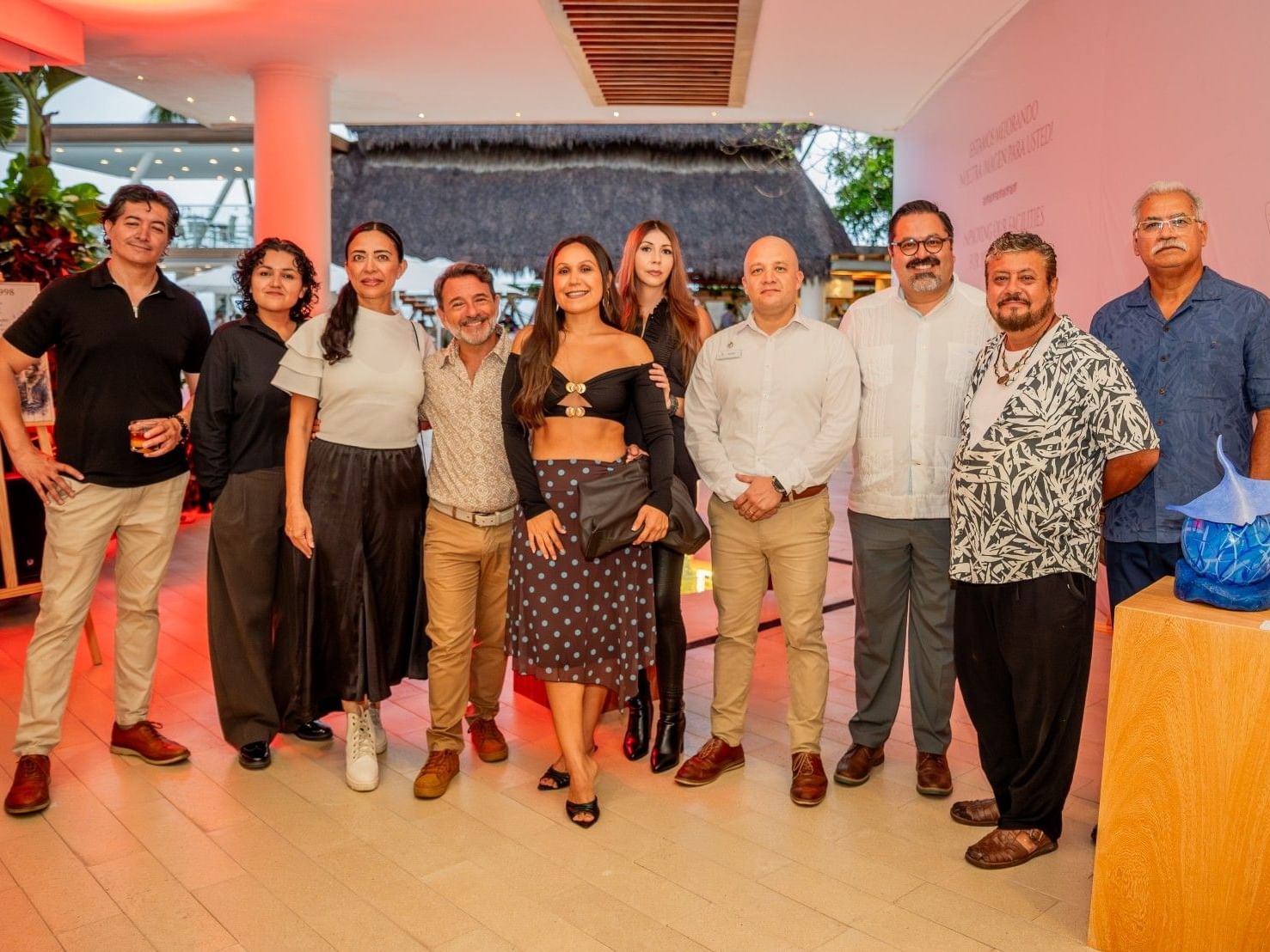 Colectivo ROMPE, artistas participantes y organizadores durante la inauguración de Arte en Juego en Villa Premiere Boutique Hotel & Romantic Getaway Puerto Vallarta