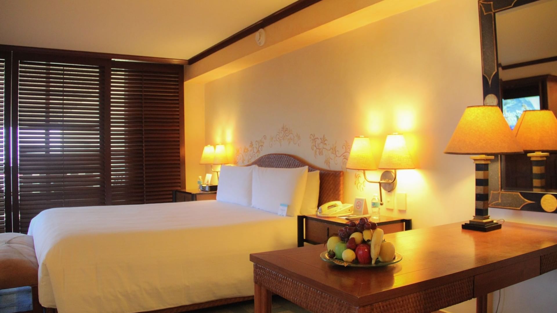 King bed of Piramide One Bedroom Suite King at Mundo Imperial