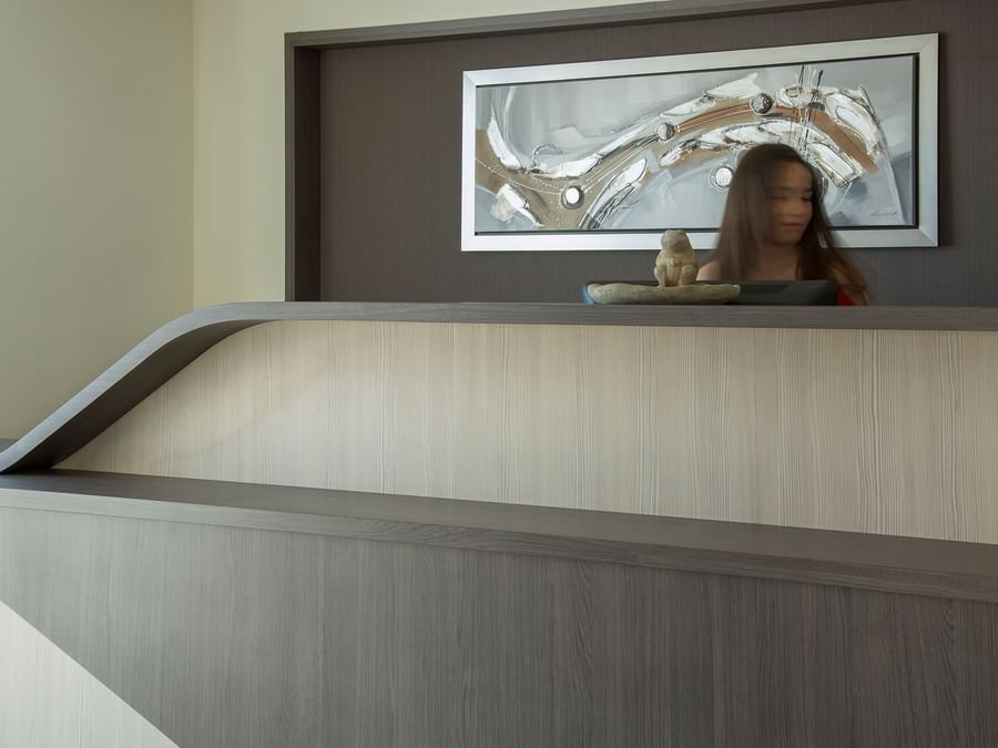 Receptionist at the reception in Hotel Cholet Train Station
