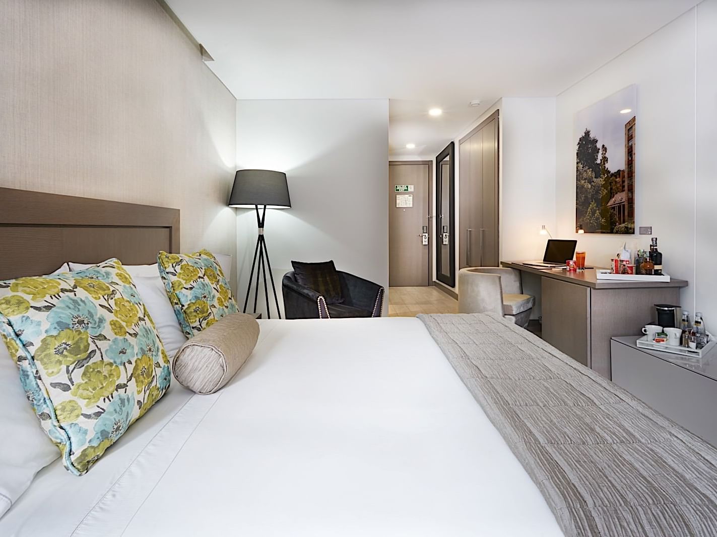 Primer plano de la cama king size de la habitación suite superior de los hoteles Bluedoors