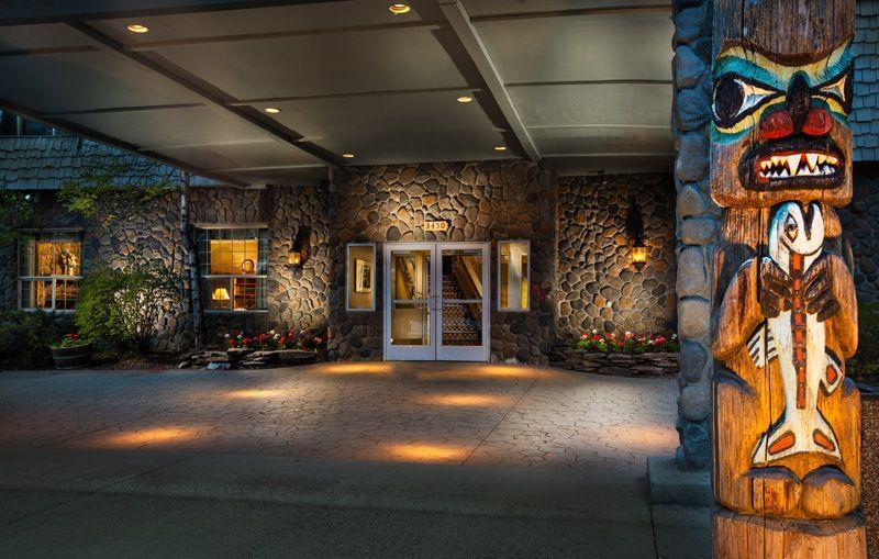 Totem pole and entrance to hotel