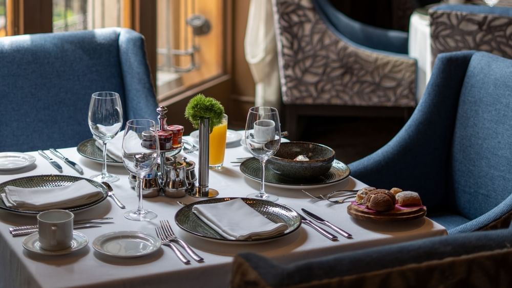 Fine dining table with elegant place settings and refreshments at Quinta Real Monterrey.