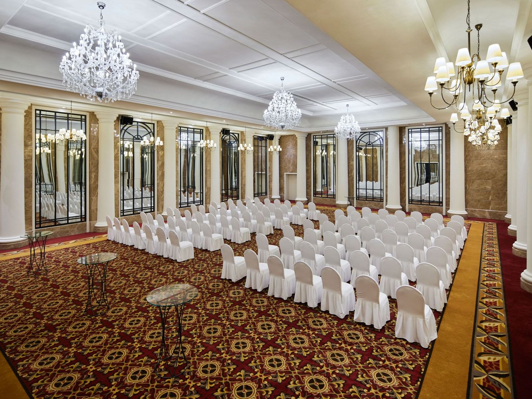 Eine Reihe von Stühlen, angeordnet in einem großen Ballsaal des Titanic Gendarmenmarkt Berlin