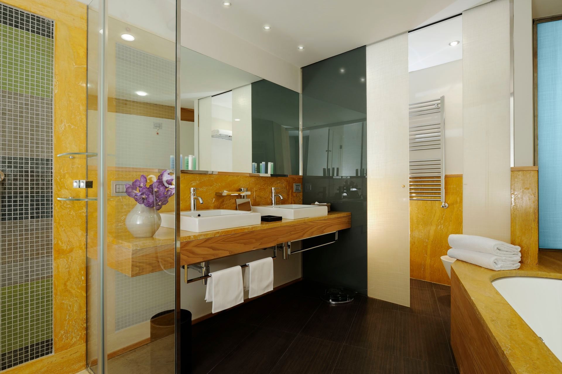 Deluxe Suite bathroom with wash basins and a mirror at Babuino 181