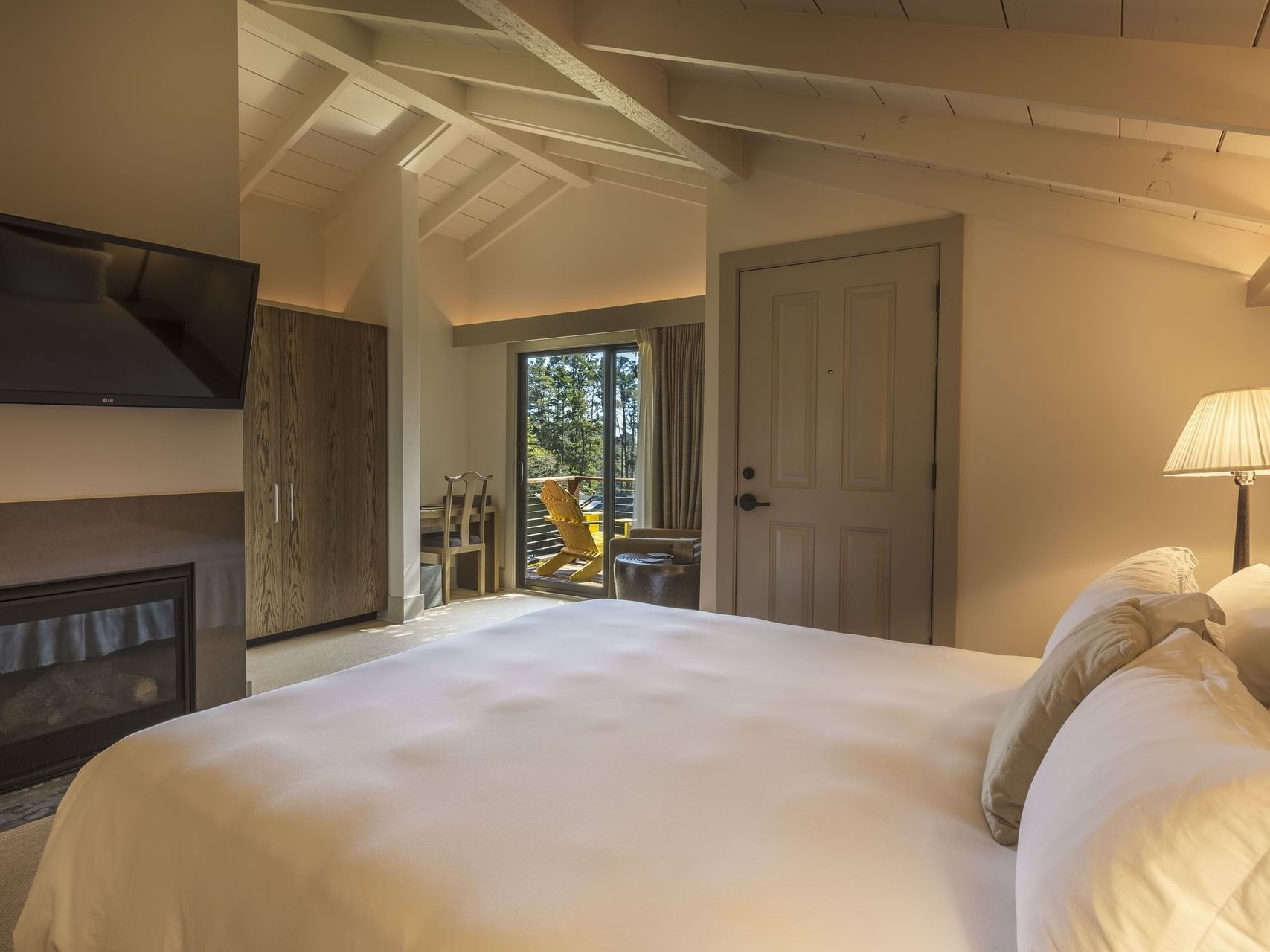 Traditional bedroom with king size bed at Heritage House Resort