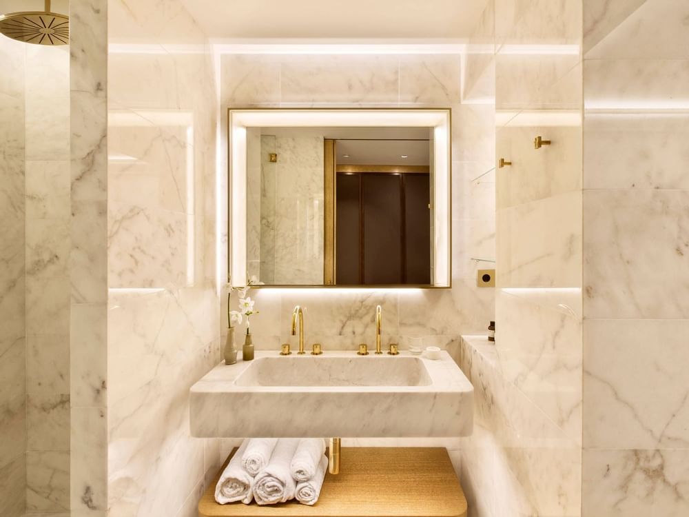 Habitación Almanac con balcón | Vista del baño en Almanac Group
