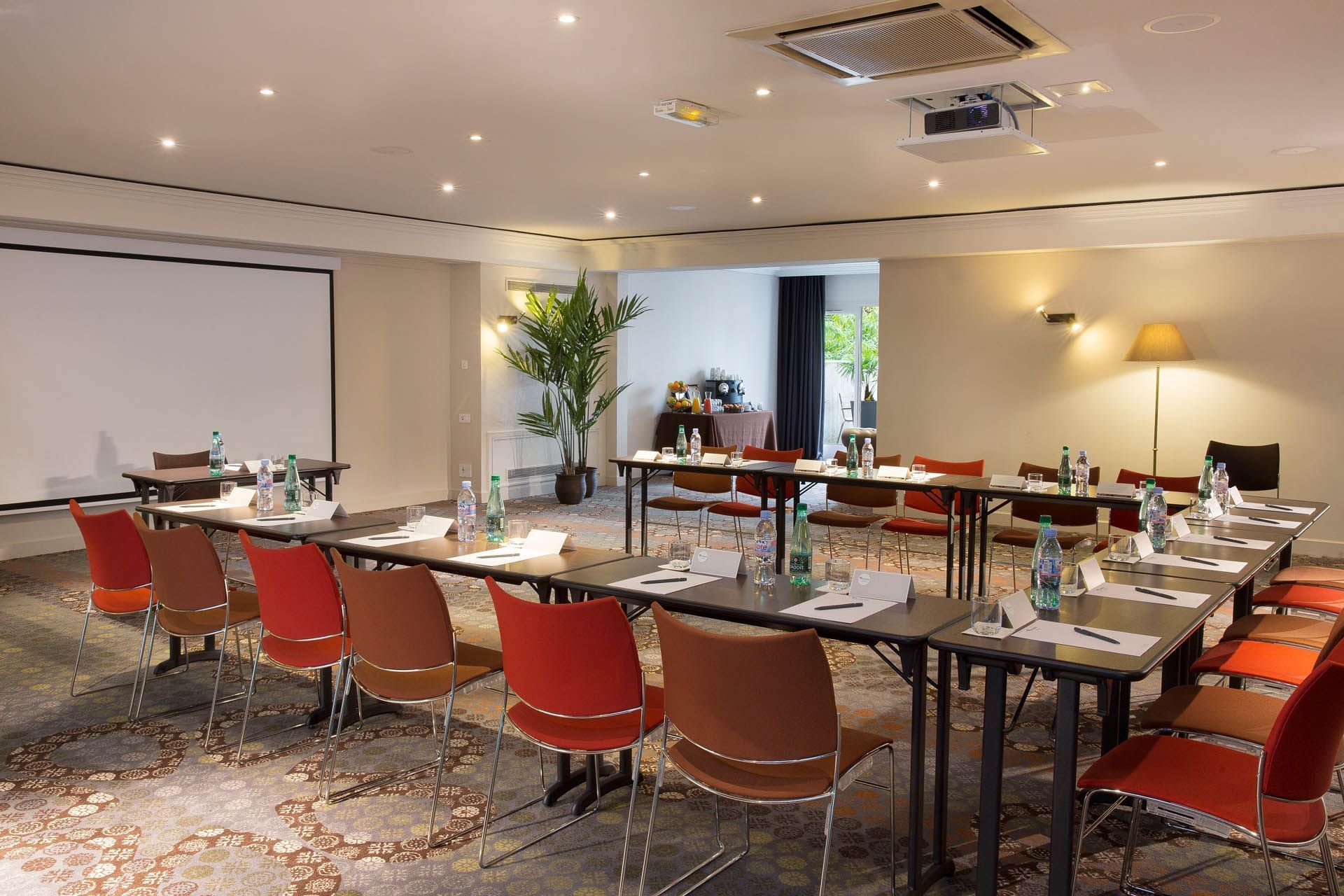 Table de réunion en U dressée à l'Oceania L'Univers Tours