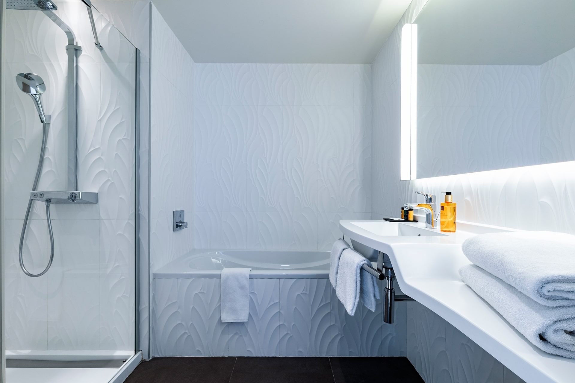 Salle de bain de la Suite Junior à l'Oceania Le Métropole Montpellier