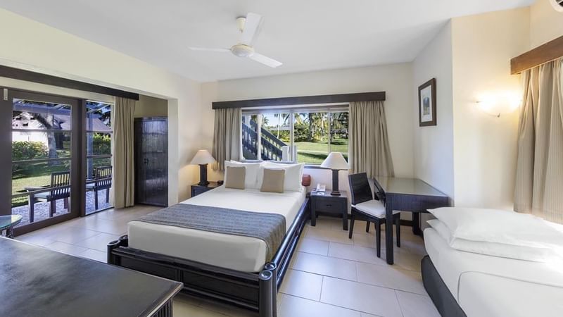 Working desk in Garden View Room at Warwick Le Lagon 