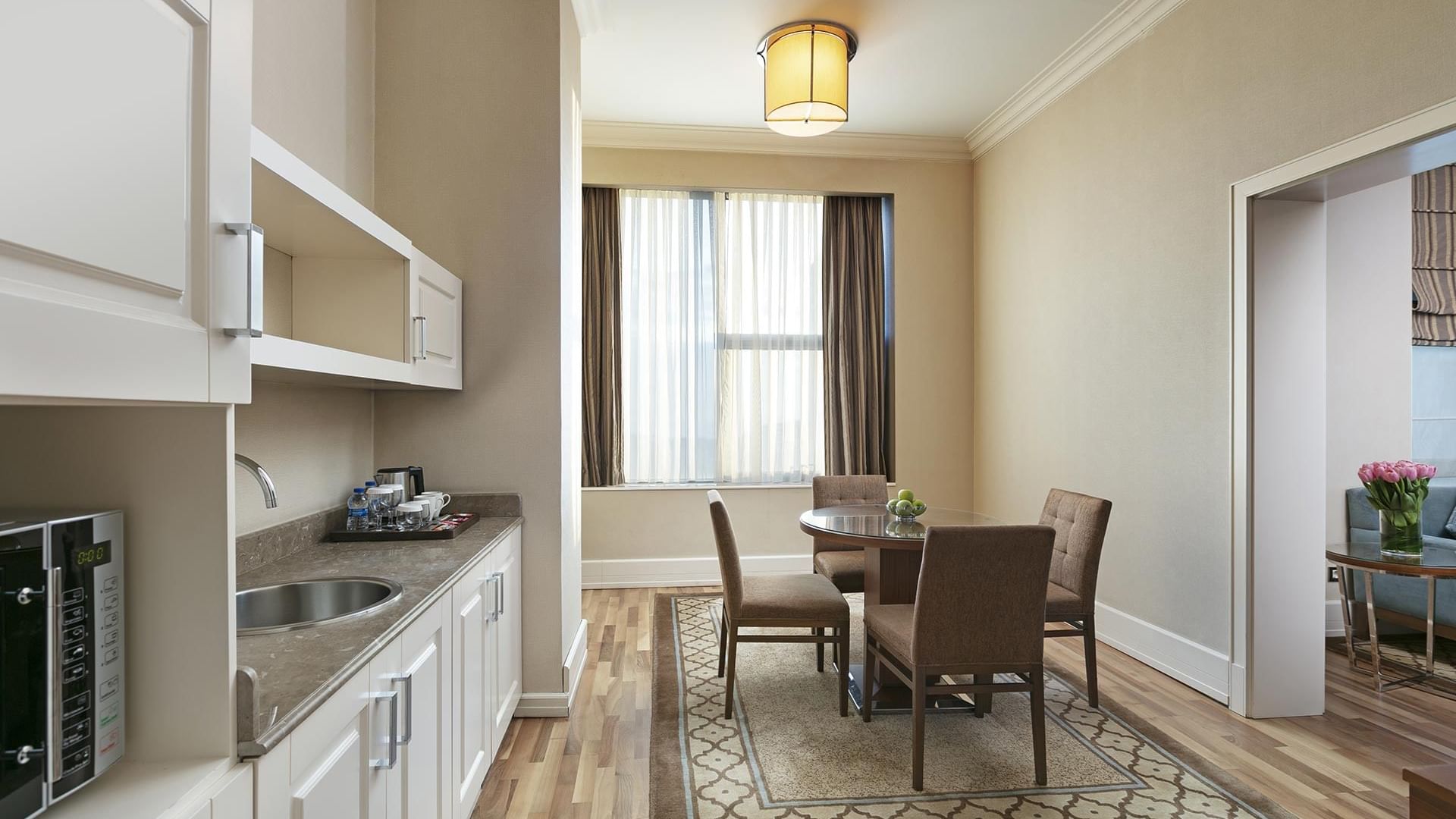Titanic Business Kartal'daki Premier Suite'te, ahşap zeminli yemek masası ve mini mutfak bulunmaktadır