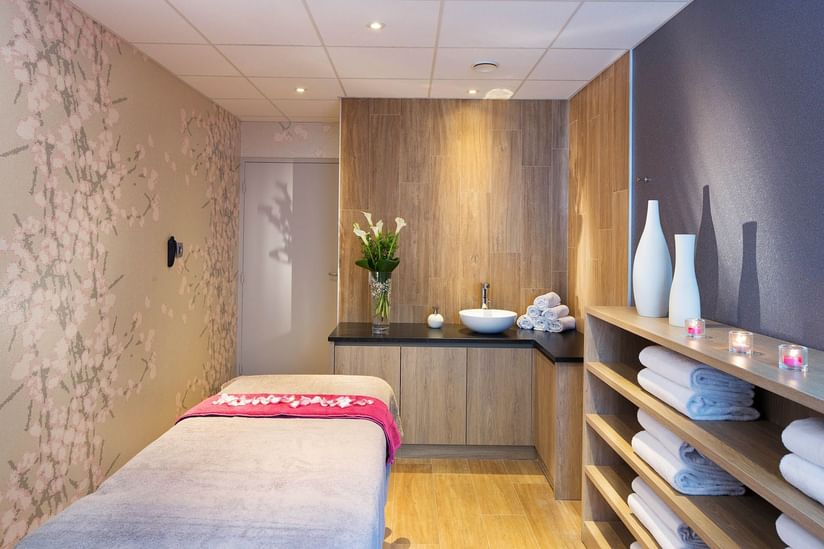 Bed & amenities in Wellness & Spa at Oceania Clermont Ferrand