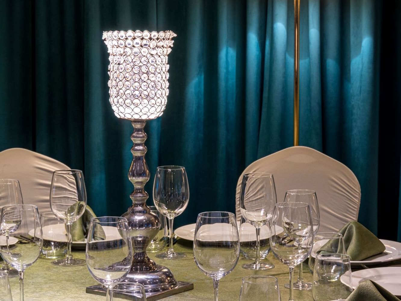 Plates & wine glasses arranged on a table in Tisa 1 at Ana Hotels Bradul Poiana Braşov