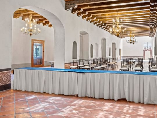 Long table with white and blue cloth in the Real de María event room at Quinta Real Puebla, Heroica Puebla de Zaragoza.