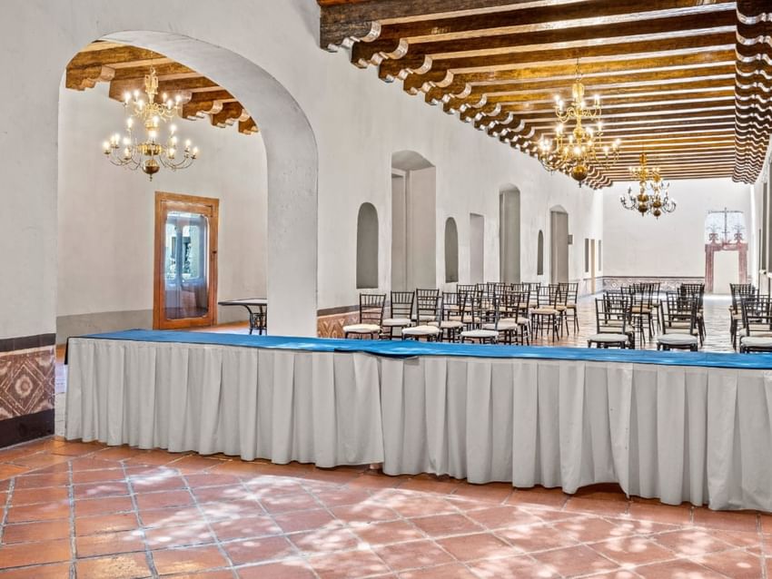 Long table with white and blue cloth in the Real de María event room at Quinta Real Puebla, Heroica Puebla de Zaragoza.