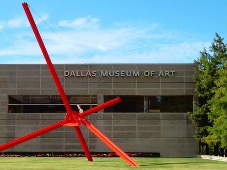 Exterior of Dallas Museum of art near MCM Elegante Suites