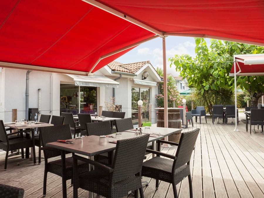 An Outdoor dining area at Hotel du Phare