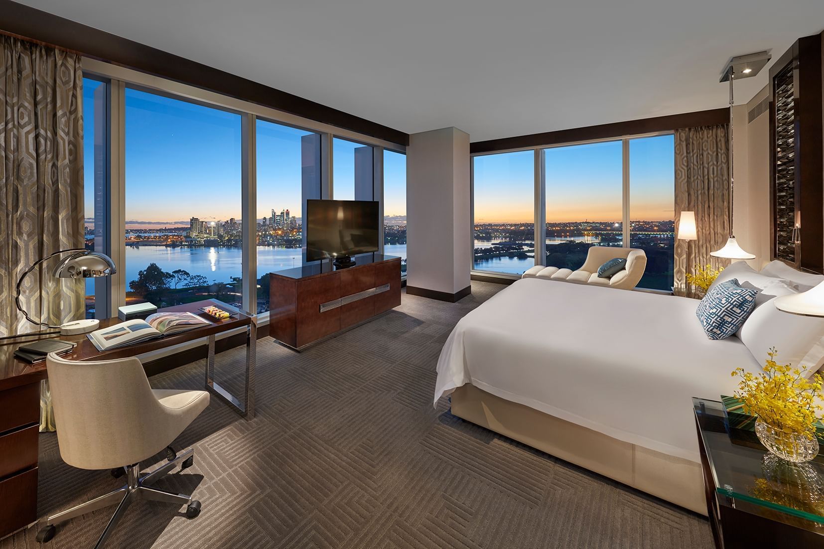<p>Rooms & Suites at Crown Towers</p>