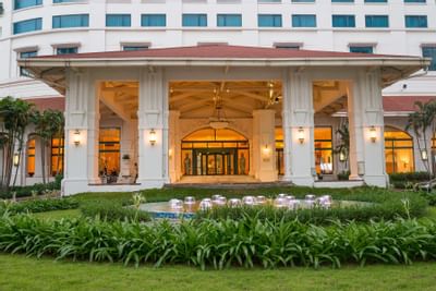 Spacious hotel entrance & garden area at Hanoi Daewoo Hotel