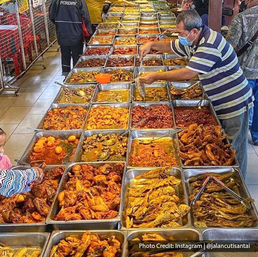 People stalling arround Nasi campur dishes in a food stall near Imperial Lexis Kuala Lumpur, Malaysian street food tour