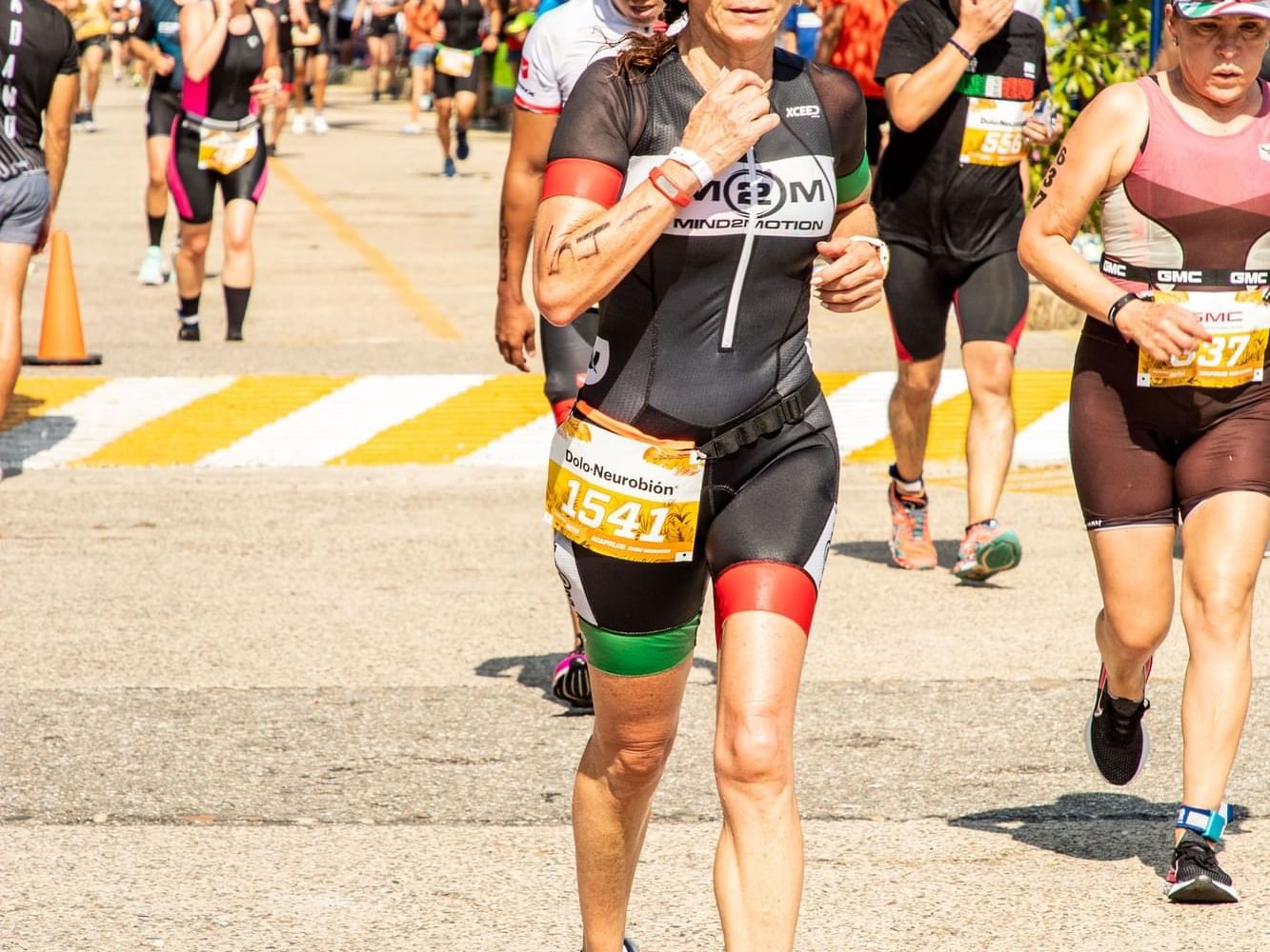 Corredoras en un maratón en las calles cerca de Mundo Imperial