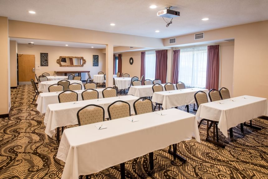 An arranged meeting room at Elegante Lodge & Resort Ruidoso