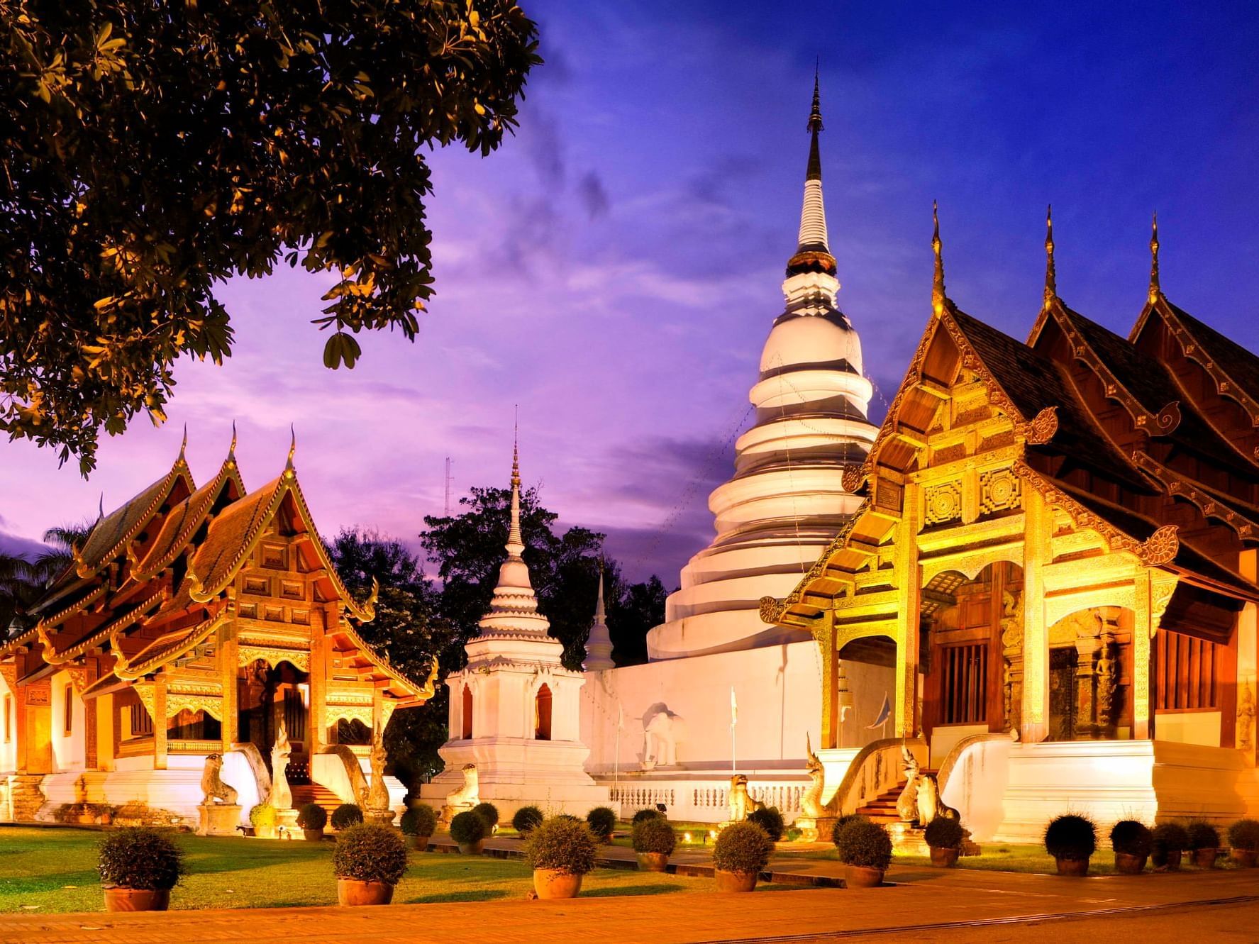 Wat Pra Sigh Buddhist temple exterior near U Hotels at night