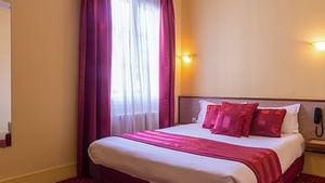 A red-themed Superior Room at Hotel Cathedrale