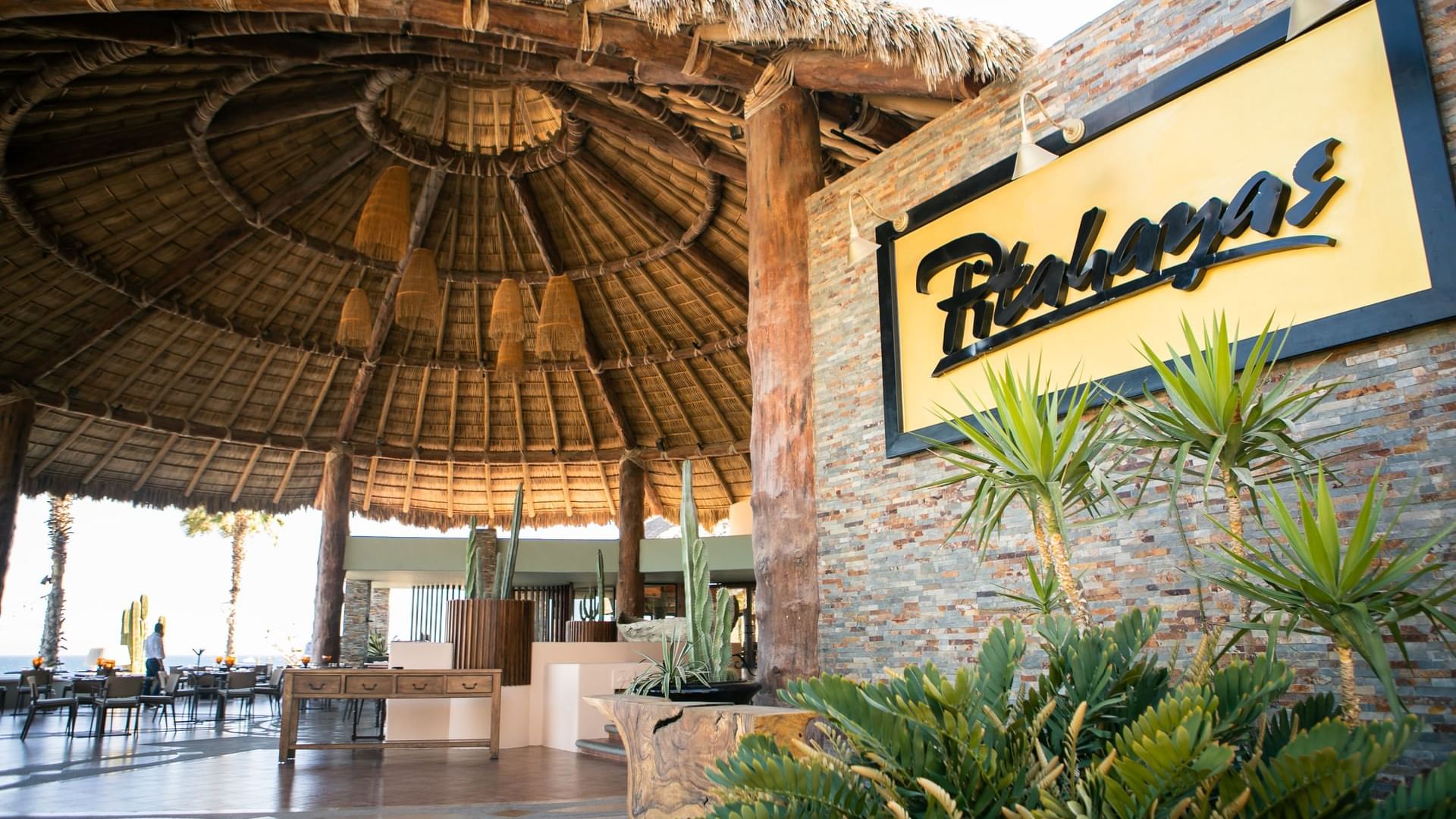 La acogedora entrada del restaurante Pitahayas en Hacienda del Mar Los Cabos, con una gran palapa.