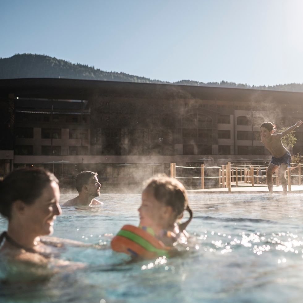 Familie genießt im Freiluft-Pool am Long Spring Weekend.