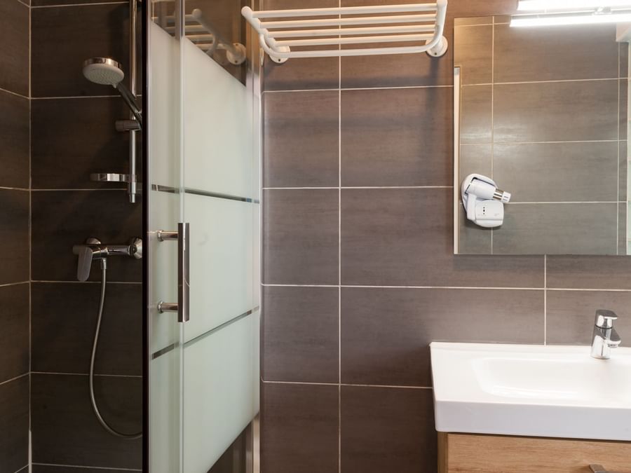 Shower & vanity in a bathroom at Hotel de la Plage