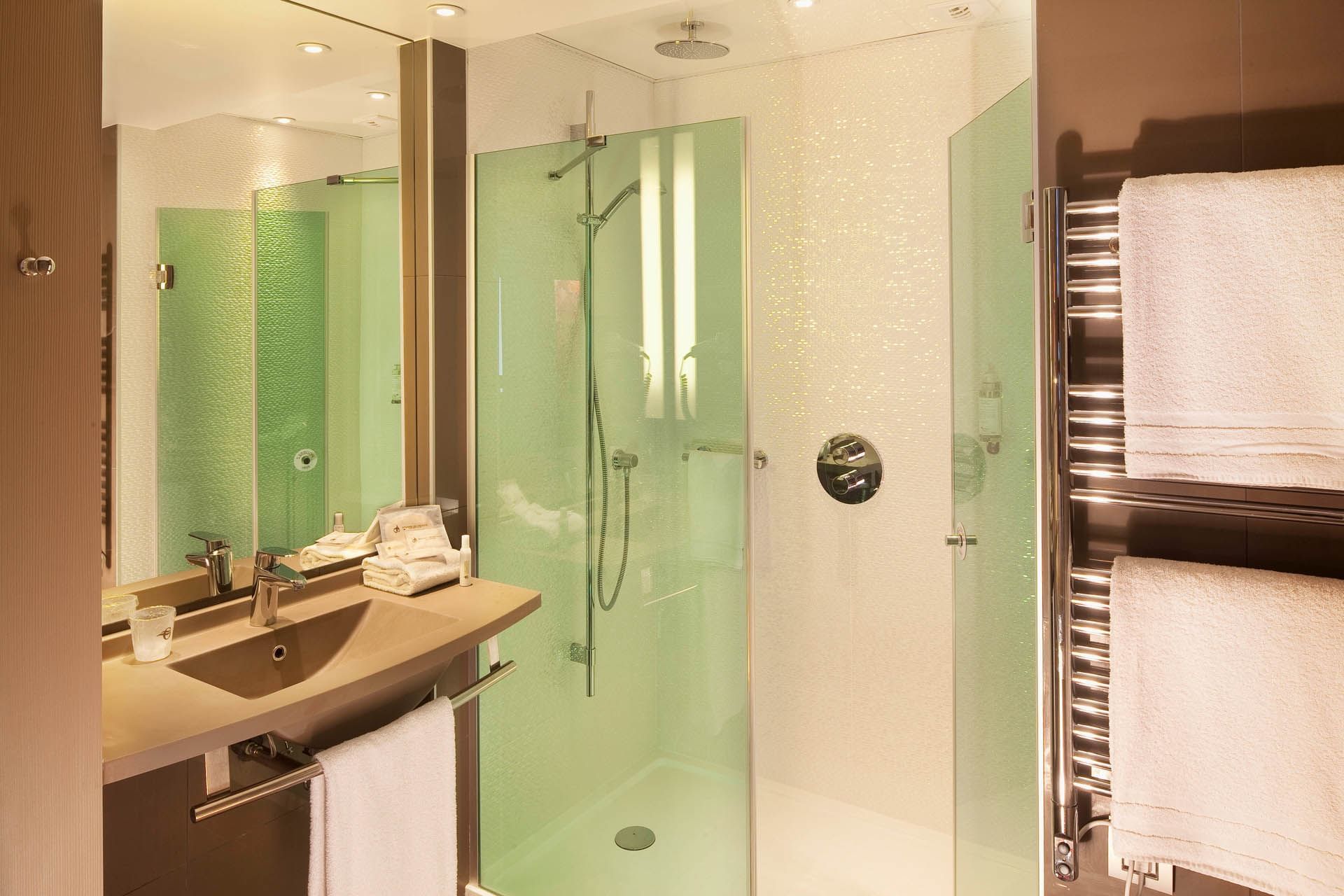 Lavabo et douche dans une chambre familiale à l'Oceania L'Univers Tours