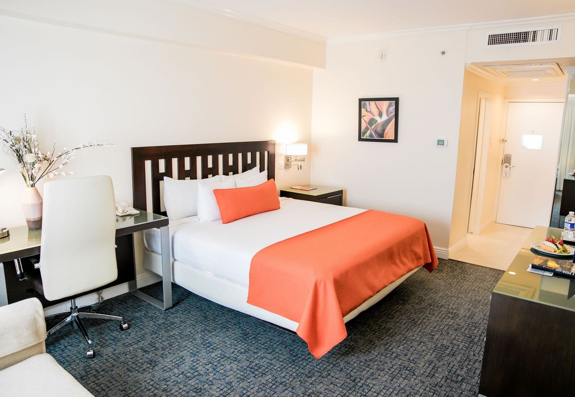 Single bed room with working area at Jamaica Pegasus Hotel