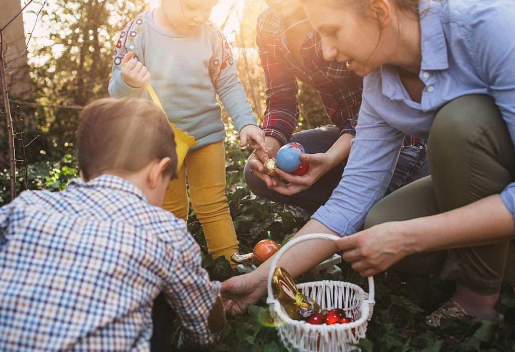 kids and mon hunt for eggs