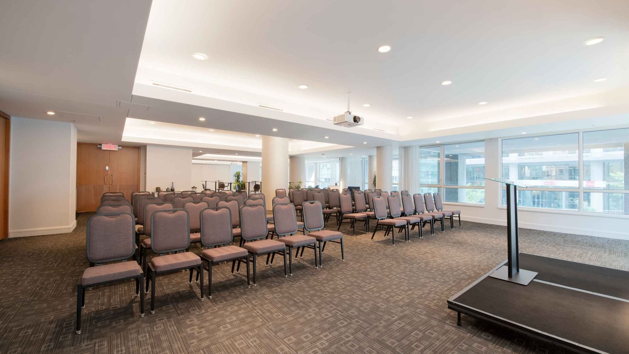 Theatre set-up in Salon Crescent + Salon René-Levésque AB at Warwick Le Crystal – Montreal